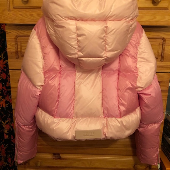 Nicole Benisti NB Series Crop Down Jacket Brand NWT Limited Edition
Barbie Pink - Picture 9 of 16